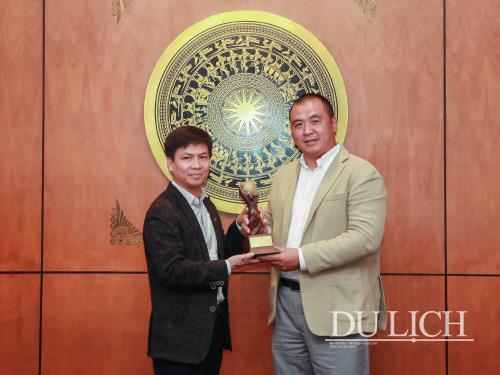 Vụ trưởng Vụ Thị trường Du lịch (TCDL) Đinh Ngọc Đức (trái) nhận danh hiệu “Điểm đến golf tốt nhất châu Á” của World Golf Awards 2018.